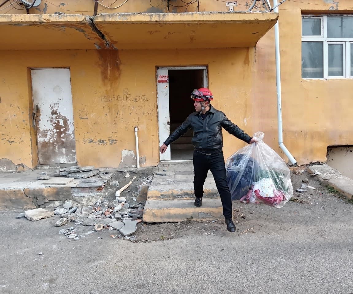 Qəzalı bina ilə bağlı Qərargah operativ işlərini davam etdirir - FOTOLAR